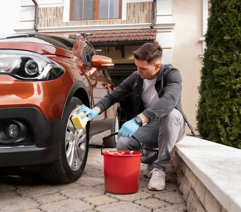 Lavage auto à domicile Val-d'Oire-et-Gartempe : professionnel intervenant sur un véhicule